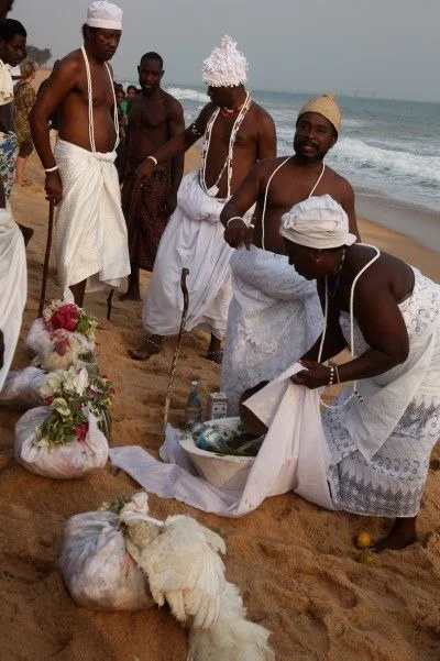 Offrandes et rituel collectif au bord de l'océan
